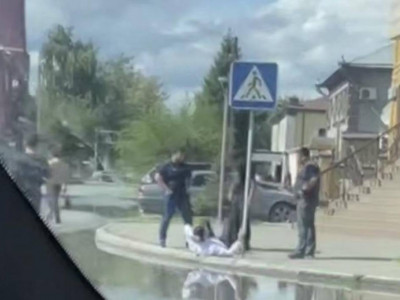 Семейдің қақ ортасында ер адамға пышақ сұққан күдіктілер ұсталды