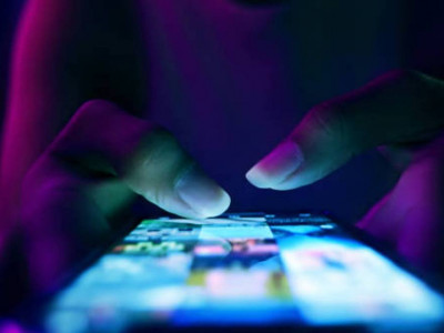 Әлемдік экономика смартфонға тәуелділіктен жылына 8,8 трлн доллар жоғалтады – зерттеу