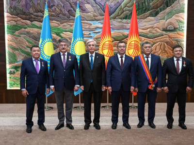 Президент Қырғыз елінің мемлекет және қоғам қайраткерлерін марапаттады