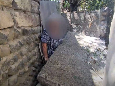 Әзербайжан елінде 61 жастағы әйелдің үстіне бетон қоршау құлады