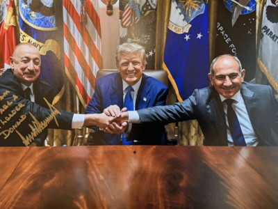 Дональд Трамп Әзербайжан Президентіне сыйлық жіберді