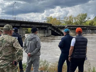 Өскеменде көпір опырылып құлады