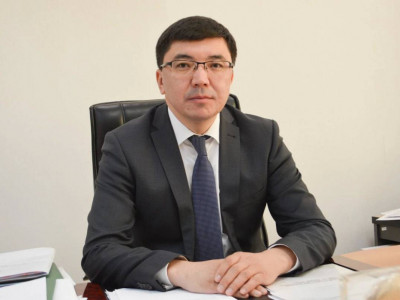 Бұрынғы еңбек вице-министрі Ақмәди Сарбасов күдікті ретінде жауап беріп жатыр