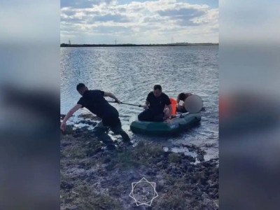 Солтүстікте үш бала мінген қайық аударылып кетті