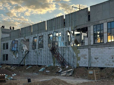 Құлсарыда салынып жатқан мектептің шатыры опырылып түсті