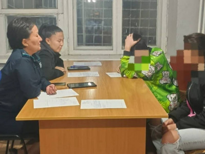 Қарағандыда көпқабатты үйдің шатырына кірпіш қойған жасөспірім ұсталды