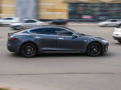 Танымал әншінің автокөлігінен адамның мәйіті табылды
