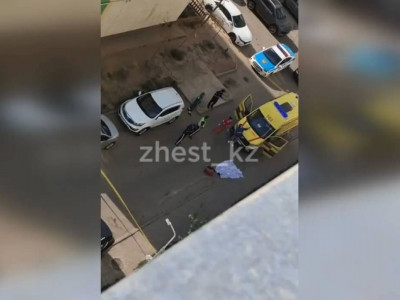 Алматыдағы көп қабатты тұрғын үйдің қасынан жасөспірімнің мәйіті табылды