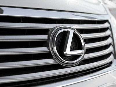 Өскеменде көлік жөндеуші өзгенің Lexus автокөлігін теуіп кеткен