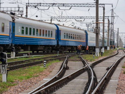 Қарағанды облысында пойыз бен көлік соқтығысып, 3 адам мерт болды