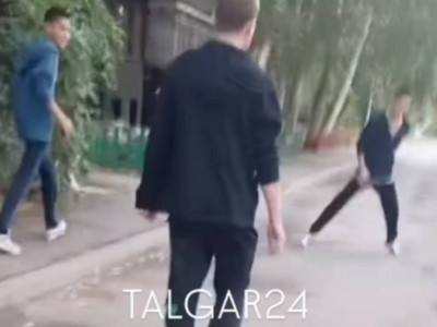 Талғар тұрғыны ауладағы адамдарды пышақтамақ болған (ВИДЕО)