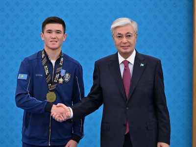 Президент бокстан Әлем чемпионатының жеңімпаздары мен жүлдегерлерін марапаттады