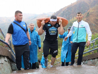 Жаңа рекорд: Азамат Мақұлбеков Медеуде 100 келілік мүсінмен 842 баспалдақты жүріп өтті