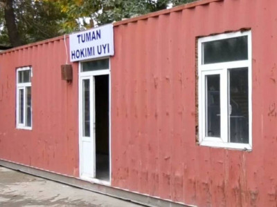 Өзбекстанда президенттің сынына іліккен аудан әкімі контейнерде тұрып жатыр