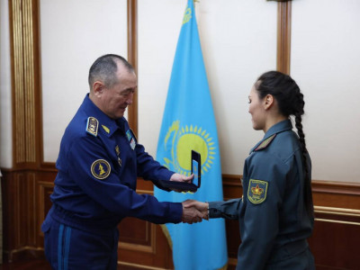 Қорғаныс министрі екі дүркін әлем чемпионын медальмен марапаттады