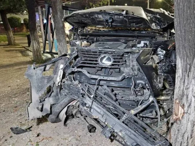 Алматыда балалар отырған көлік аялдамаға соғылған