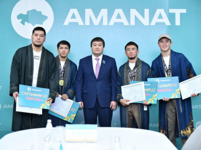 «AMANAT»: Әлем чемпионатында жеңіске жеткен боксшыларға құрмет көрсетілді