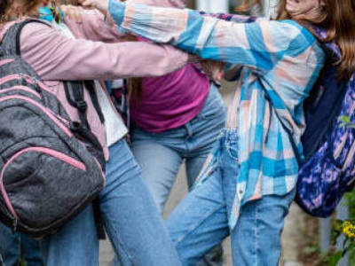 Атырауда кәмелетке толмаған қыз қатарласын аяусыз ұрып-соққан (ВИДЕО)