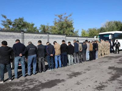Қырғыз Республикасында 24 шенеунік жиналыс кезде қамауға алынды