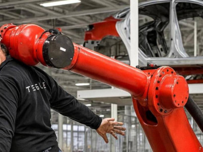 "Ұрып, есінен тандырған": Tesla қызметкері роботты сотқа берді
