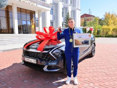 Қарағанды облысының әкімдігі Аида Әбікееваға көлік, бапкеріне сыйақы табыстады