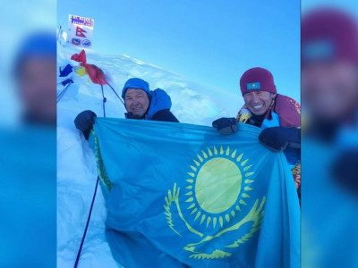 Қазақстандық альпинист 8163 метр биіктікте көк байрақты желбіретті