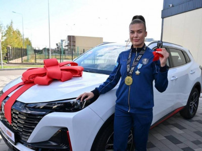 СҚО әкімдігі бокстан әлем чемпионы Наталья Богдановаға көлік сыйлады