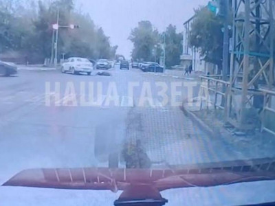 Қостанайда такси көлігінен құлап кеткен әйелді екінші көлік басып өтті