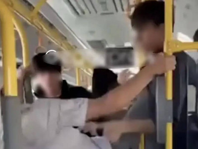 Астанада автобуста төбелескен қария мен екі жасөспірімге айыппұл салынды