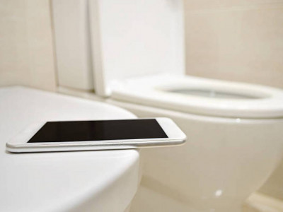 47 жастағы әйел iPhone-ды жуынатын бөлмеде қуаттап отырып көз жұмған
