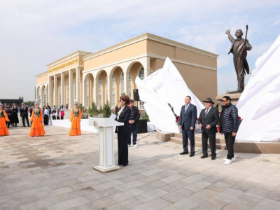 "Есімі қазақ мәдениетімен бірге мәңгі жасай береді": Президент Нұрғиса Тілендиев ескерткішінің ашылуына орай құттықтау жолдады
