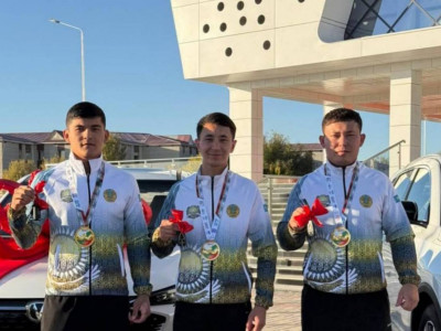 Түркістанда бір ауданнан шыққан әлем чемпиондарына көлік сыйға берілді (ВИДЕО)