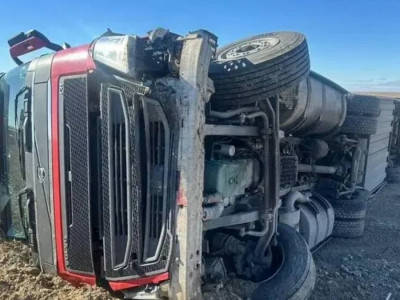 Абай облысында аударылған жүк көлігі жүргізушісінің жүрек талмасы ұстағаны белгілі болды