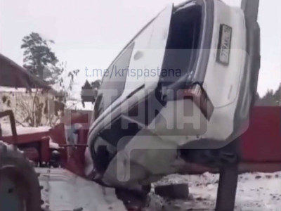 Риддерде жеңіл көлік қоршауды бұзып, жеке үйдің ауласына кіріп кетті