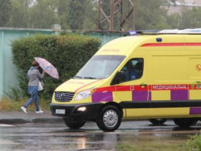 Астанада мас адам жедел жәрдем көлігінің терезесін сындырған (ВИДЕО)