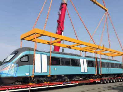LRT-ның тағы екі жылжымалы құрамы Астанаға жеткізілді