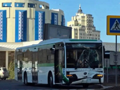 Астанада жолаушылар автобусы жол жиегіндегі бағанға соғылды