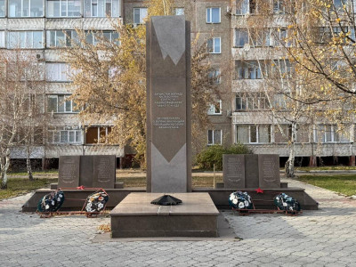 «Таза бейсенбі»: Жастар ескерткіш алаңын тазартты