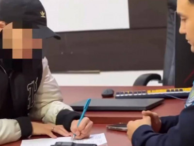Құлағы естімейтін жүргізушіні келемеждеген блогер полицияға жеткізілді