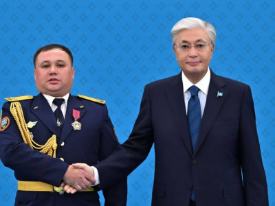 Байзақтағы жарылыста өртті өшіруге атсалысқан құтқарушы Президенттен марапат алды