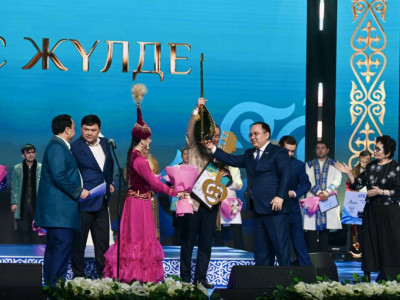 «Алтын домбыра»: «AMANAT» партиясы ұйымдастырған айтыста 14 ақын топқа түсті