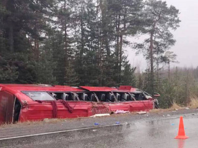 Ресейде автобус аударылып қалды: екі адам қаза тапты