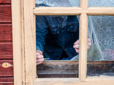 Ақтауда мас ер адам терезе арқылы өзгенің пәтерге кірген