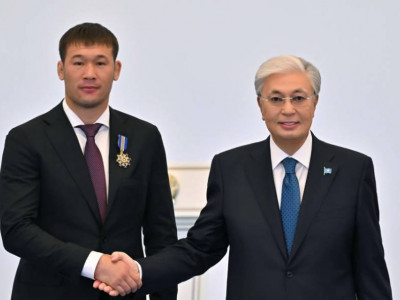 Қасым-Жомарт Тоқаев Шавкат Рахмоновқа ІІ дәрежелі «Барыс» орденін табыс етті