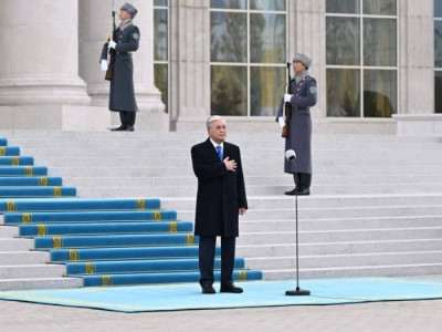 Тоқаев Мемлекеттік ту көтеру рәсіміне қатысты