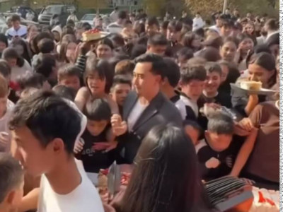 Алматыда тегін тортқа таласқандар бір-бірін таптап кете жаздаған (ВИДЕО)