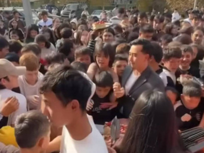 Алматыда тегін тортқа таласқандар бір-бірін таптап кете жаздаған (ВИДЕО)