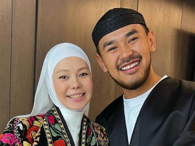 «Ата-анам түбегейлі қарсы болды»: Танымал актер өзінен 8 жас үлкен әйелге қалай үйленгенін айтты