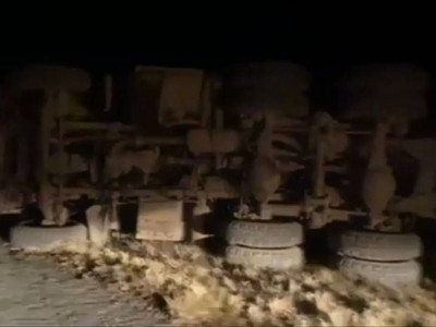 Павлодар облысында КамАЗ аударылып кетті