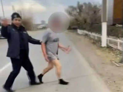 СҚО-да ер адам көшеде жартылай жалаңаш жүріп, өз-өзін пышақтаған (ВИДЕО)